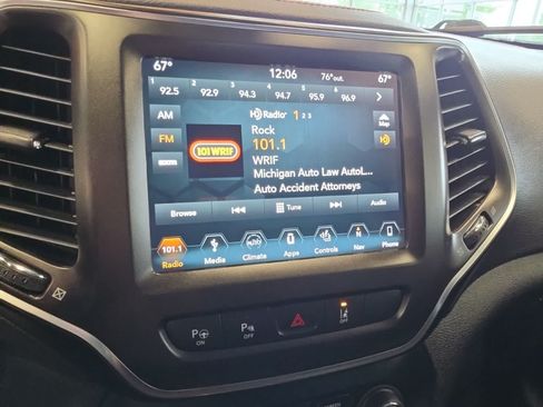 Used 2019 Jeep Cherokee Trailhawk AWD/4WD image 30