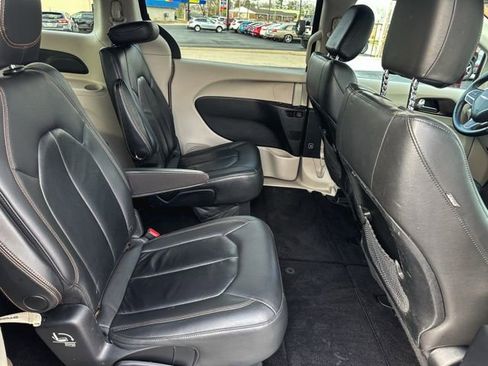 Used 2017 Chrysler Pacifica Touring-L FWD image 22