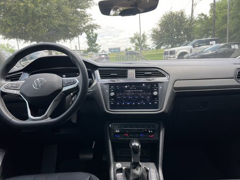 Used 2023 Volkswagen Tiguan SE w/ Panoramic Sunroof Package FWD image 27