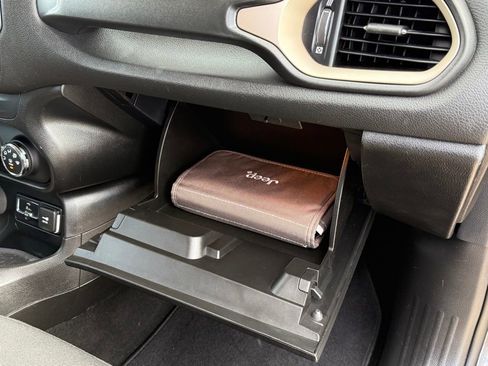 Used 2016 Jeep Renegade Latitude image 18