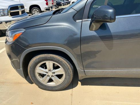 Used 2019 Chevrolet Trax LT w/ Sun & Sound Package FWD image 2