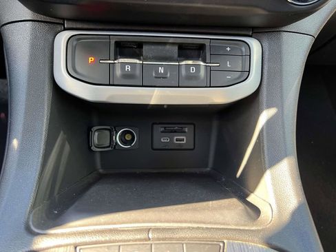 Used 2023 GMC Acadia SLT w/ Preferred Package image 30