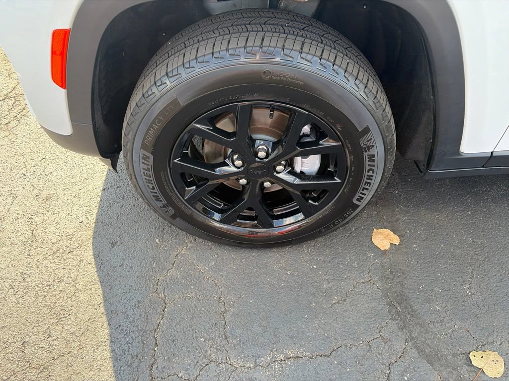 Certified 2025 Jeep Grand Cherokee Altitude AWD/4WD image 12
