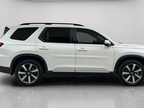 Used 2025 Honda Pilot Touring image 3