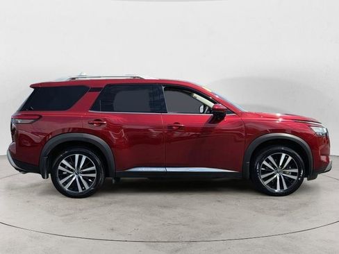 Used 2024 Nissan Pathfinder Platinum FWD image 2