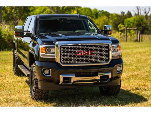 Used 2015 GMC Sierra 2500 Denali w/ Duramax Plus Package image 10