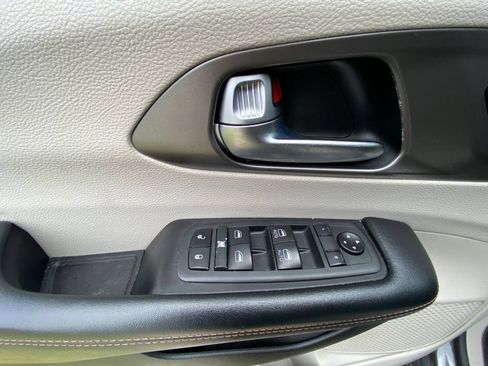 Used 2020 Chrysler Pacifica Touring-L FWD image 23