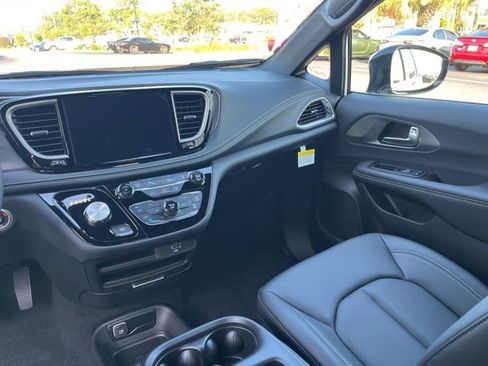 New 2026 Chrysler Pacifica Select image 17