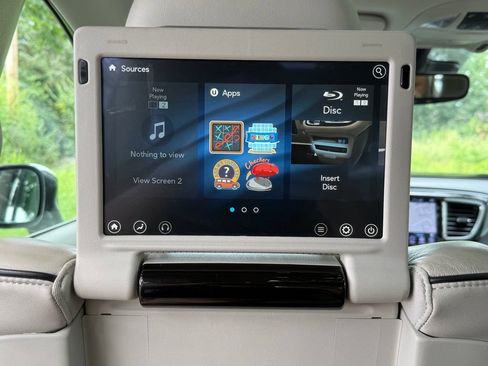Used 2020 Chrysler Pacifica Limited w/ Advanced Safetytec Group FWD image 18