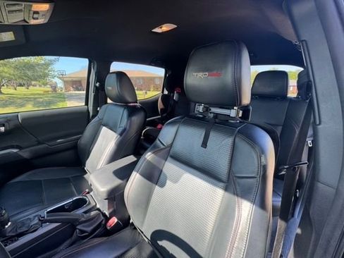 Used 2018 Toyota Tacoma TRD Pro AWD/4WD image 5