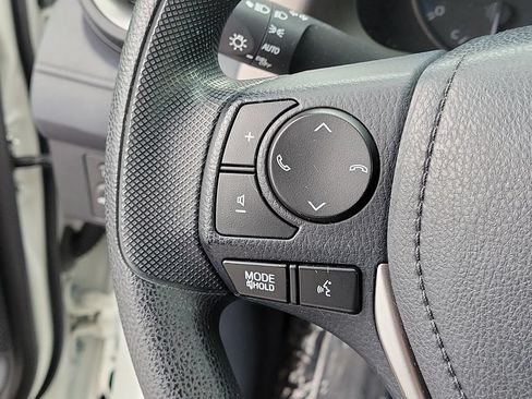 Used 2018 Toyota RAV4 LE FWD image 27