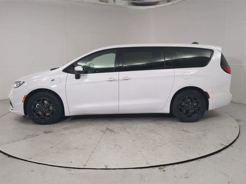 Used 2023 Chrysler Pacifica Touring-L w/ S Appearance Package image 3