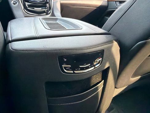 Used 2019 Cadillac Escalade Luxury AWD/4WD image 36