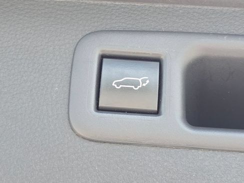 Used 2023 Toyota Highlander XLE FWD image 37
