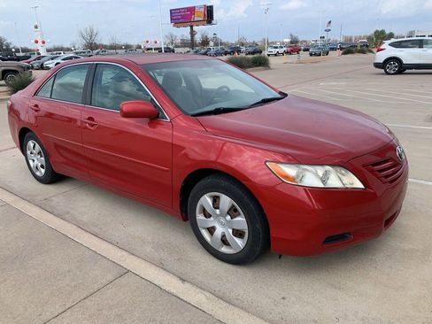 Used 2009 Toyota Camry LE FWD image 1