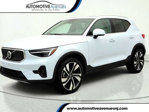 Used 2024 Volvo XC40 B5 Plus w/ Protection Package Premier AWD/4WD image 1