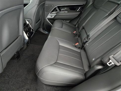 New 2025 Land Rover Range Rover SE image 5