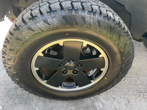 Used 2012 Jeep Wrangler Unlimited Sahara image 7