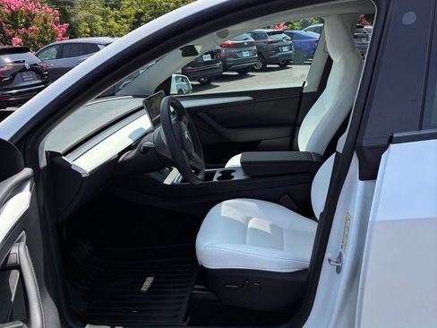 Used 2024 Tesla Model Y Long Range AWD/4WD image 28
