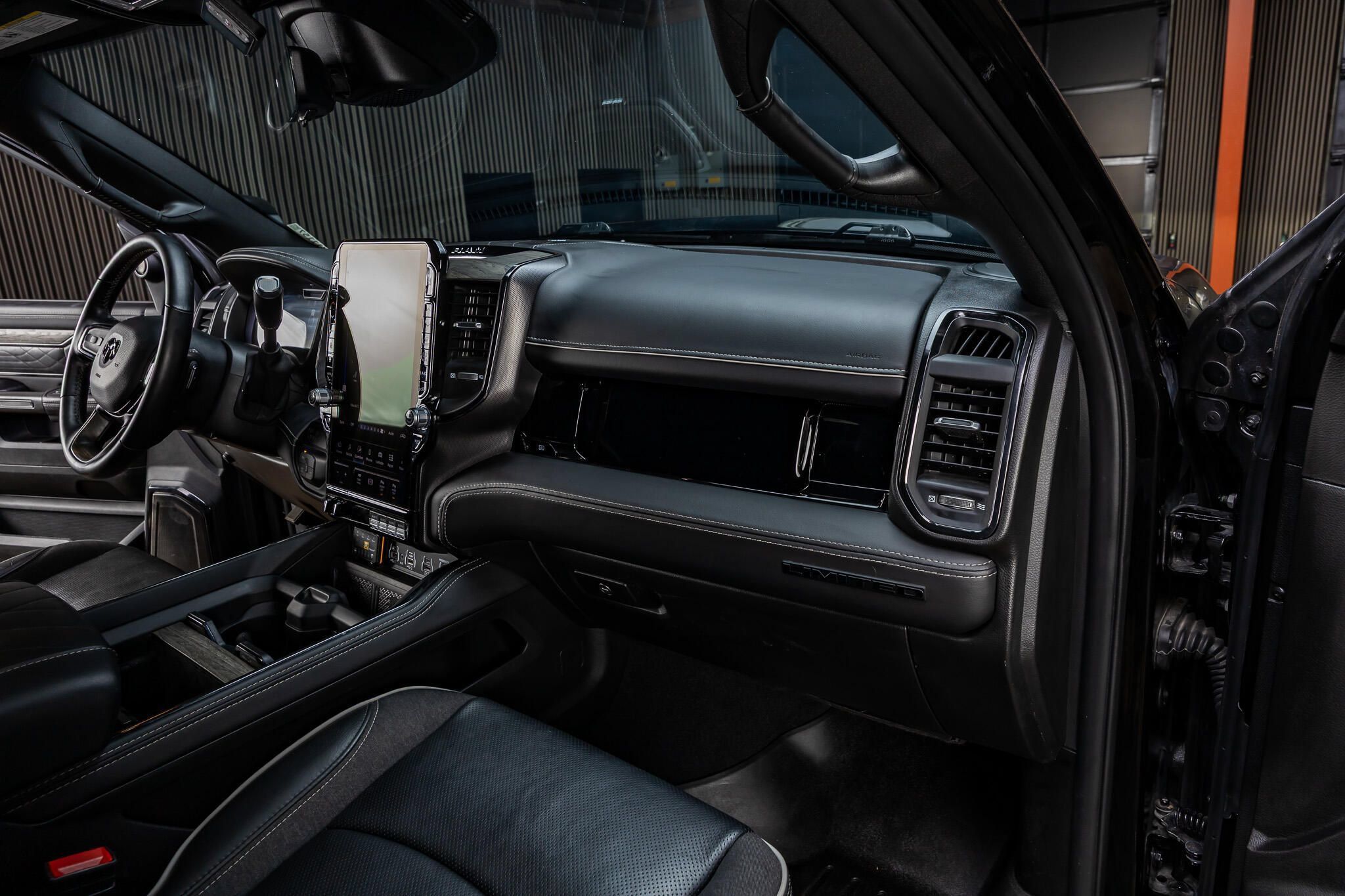 Used 2025 RAM 3500 Limited AWD/4WD image 18