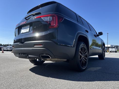 Used 2023 GMC Acadia SLE w/ Driver Convenience Package FWD image 10
