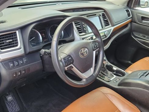Used 2017 Toyota Highlander Limited Platinum FWD image 8