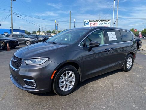 Used 2023 Chrysler Pacifica Touring-L FWD image 7
