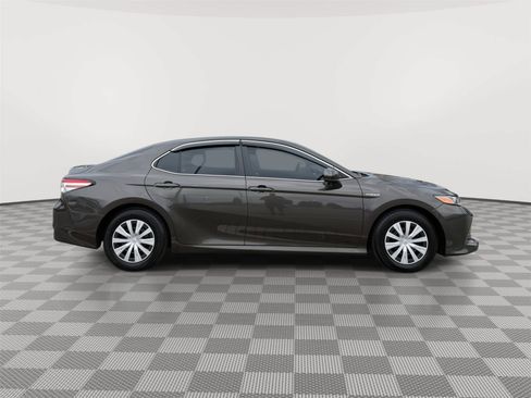 Used 2018 Toyota Camry LE FWD image 7