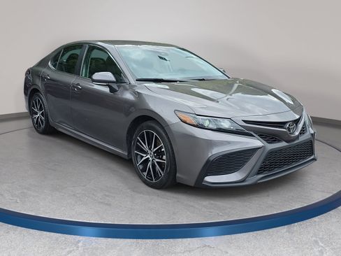 Used 2024 Toyota Camry SE FWD image 3