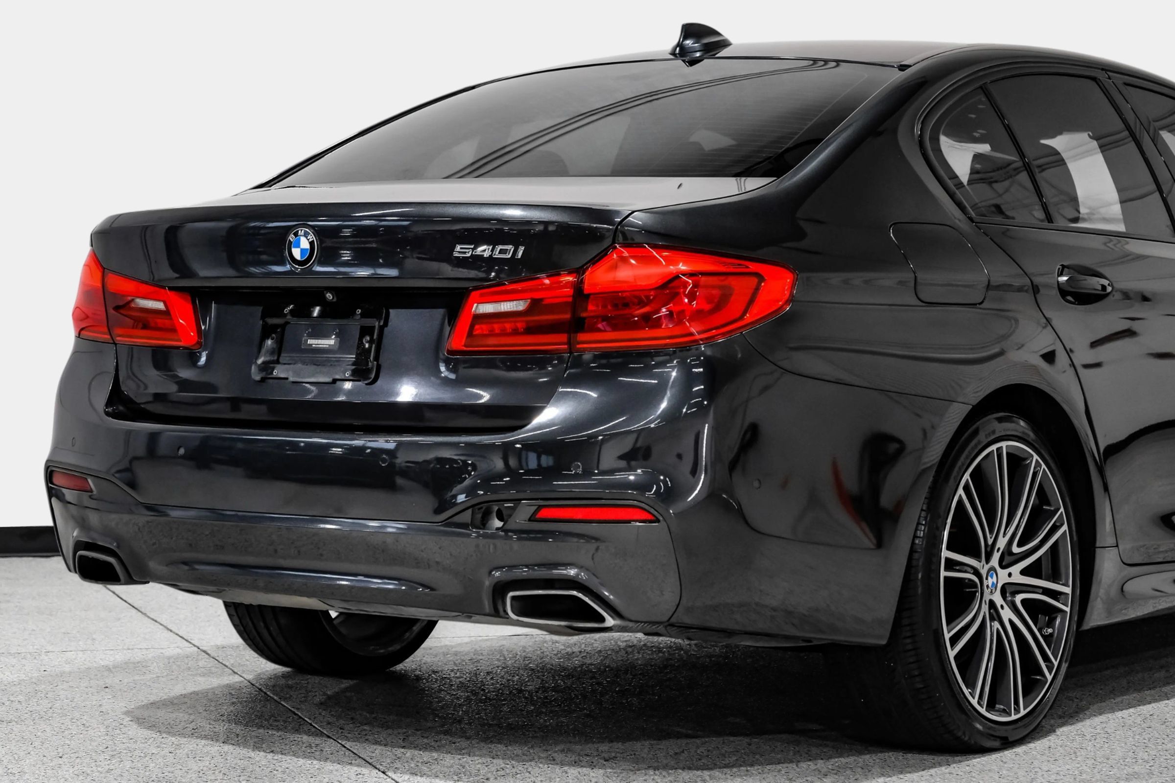 Used 2019 BMW 540i w/ M Sport Package RWD image 16