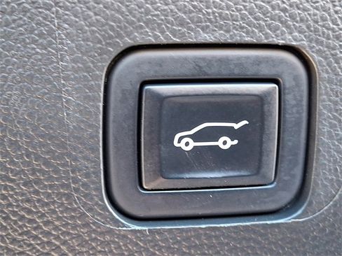 Used 2022 Chevrolet Traverse LT image 25