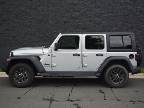 Used 2024 Jeep Wrangler Unlimited Sport AWD/4WD image 2