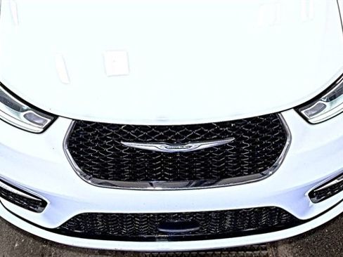 Used 2025 Chrysler Pacifica Select FWD image 5