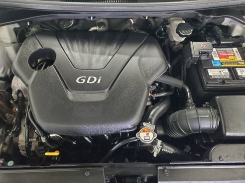 Used 2016 Hyundai Veloster FWD image 4