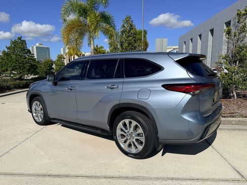 Used 2023 Toyota Highlander Limited image 2