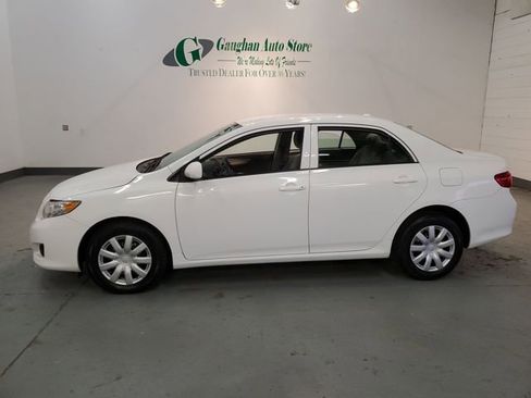 Used 2010 Toyota Corolla LE image 3