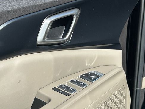 Used 2025 Kia Carnival FWD image 22