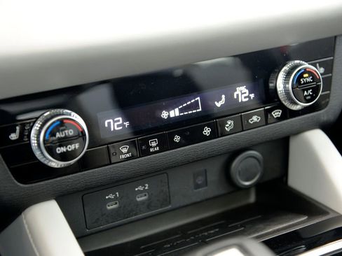 Used 2025 Mitsubishi Outlander SE image 24