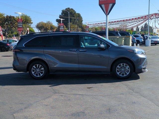 Used 2025 Toyota Sienna XLE FWD image 4