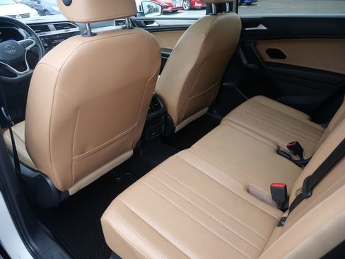 Used 2022 Volkswagen Tiguan SE w/ Panoramic Sunroof Package image 21