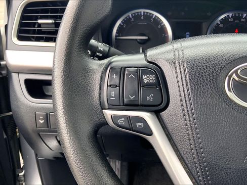 Used 2016 Toyota Highlander LE FWD image 23
