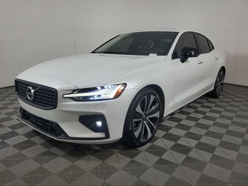 Used 2022 Volvo S60 B5 Momentum w/ Premium Package AWD/4WD image 4
