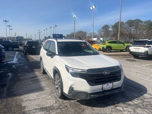 Used 2025 Subaru Forester Touring image 2