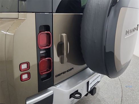 Used 2025 Land Rover Defender 110 S image 33