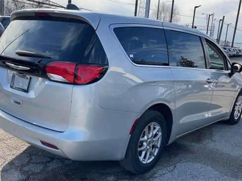 Used 2022 Chrysler Voyager LX image 6