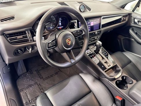 Used 2025 Porsche Macan image 4