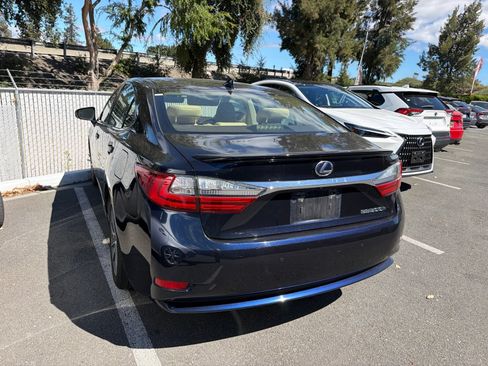 Used 2018 Lexus ES 300h w/ Navigation Package FWD image 3