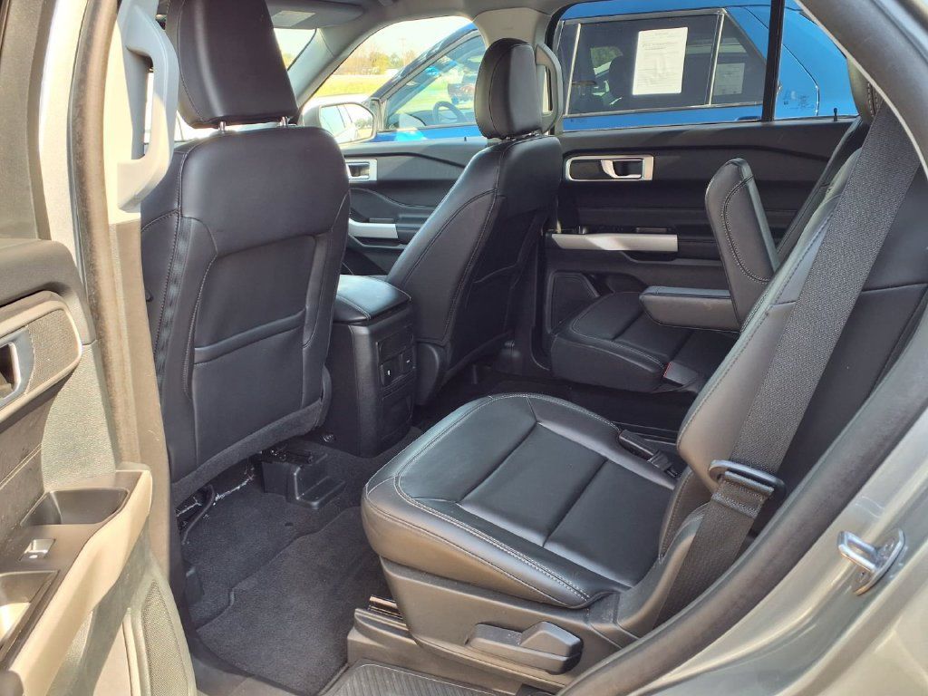 Used 2024 Ford Explorer XLT w/ Equipment Group 202A AWD/4WD image 18