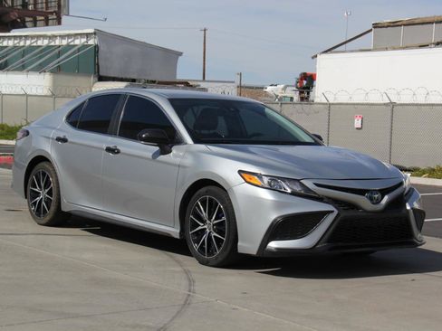 Used 2022 Toyota Camry SE FWD image 3