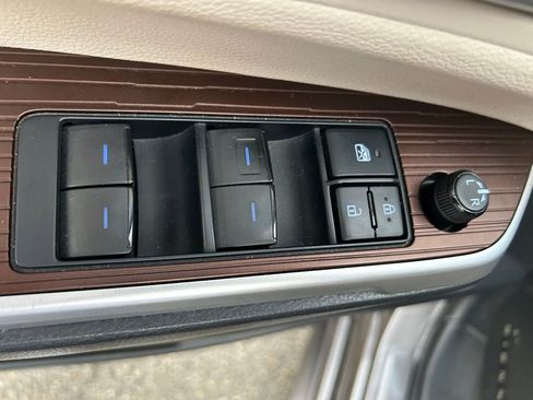 Used 2021 Toyota Sienna XLE image 19